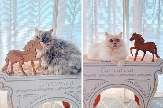 午年の置き物「パカラン♪」と一緒に。エルちゃん＆ミルちゃん